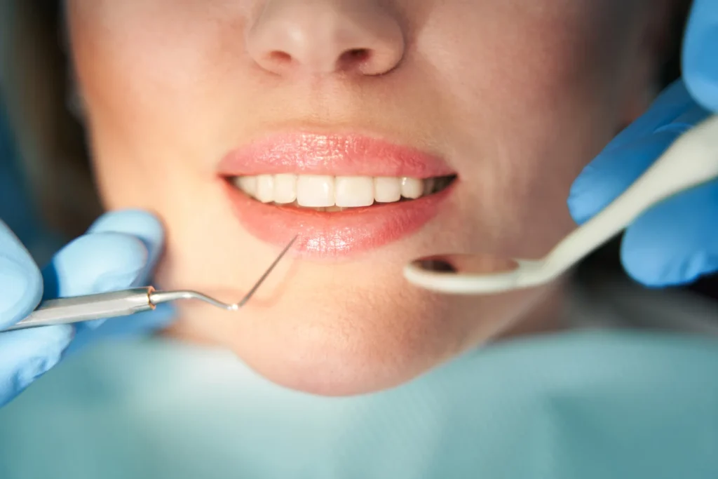 Doare un implant dentar? Ce se simte, etapă cu etapă